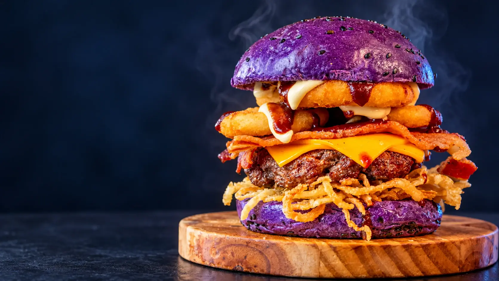 Thanos Burger da World Magic Burger: pão roxo, carne, cheddar, bacon, anéis de cebola e molhos